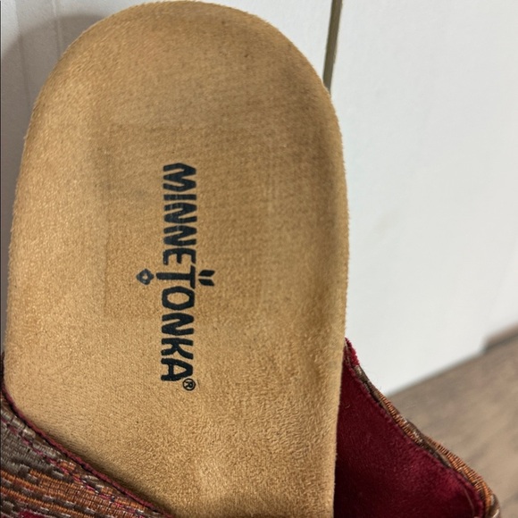 Minnetonka Red and Brown Woven pattern with double Buckle Sandals - 8 - Picture 4 of 9